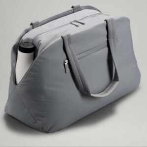 !NEW WITH TAGS Large Llulemon puffy padded  gym bag.